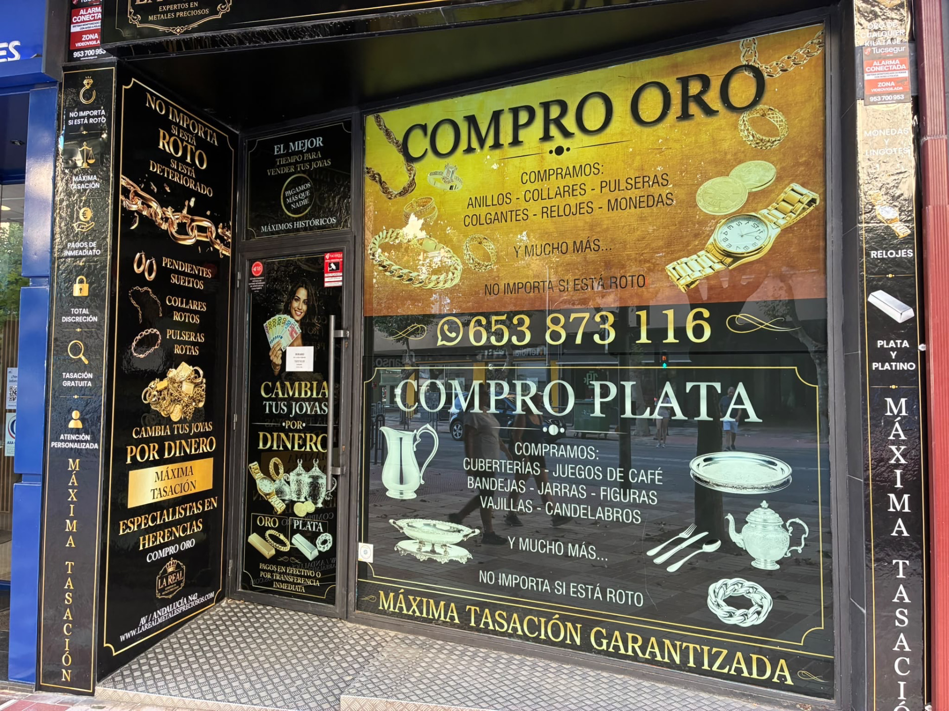 Escaparate de la sucursal de Compro Oro y Plata La Real en Alcalá la Real